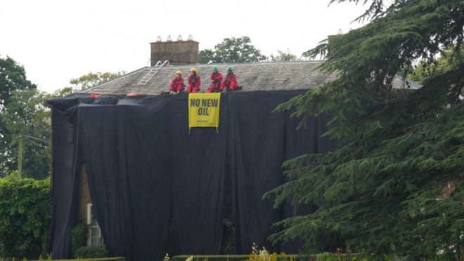protestatari pe acoperisul proprietatii lui Sunak din nordul Angliei